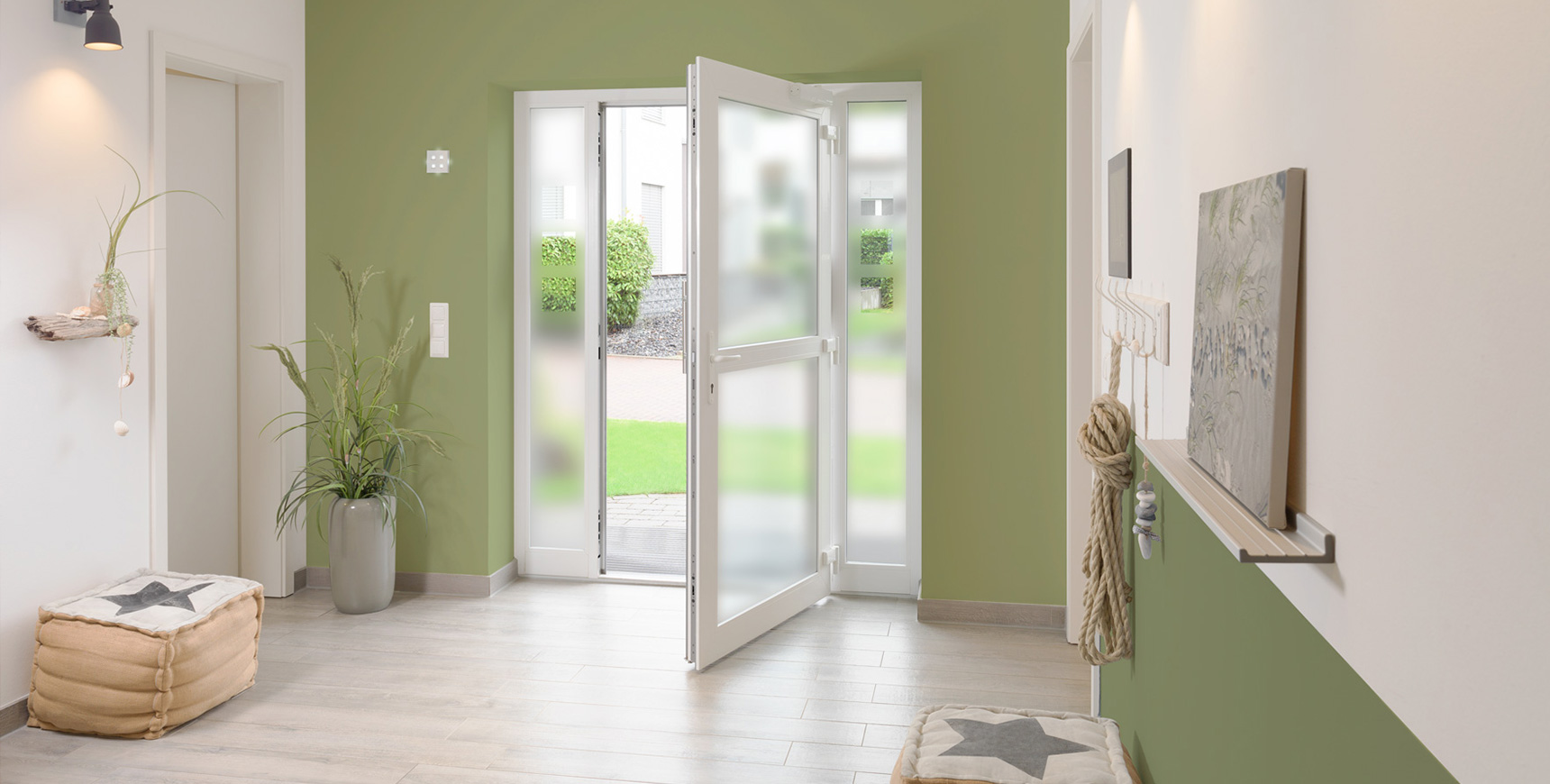 Haustür weiß geöffnet mit Glasscheiben, Innenansicht, hochwertige Verriegelungen von FUHR für Türen mit speziellen Anforderungen, optimale Beschläge für die Absicherung von Türen, Toren und Fenster. 