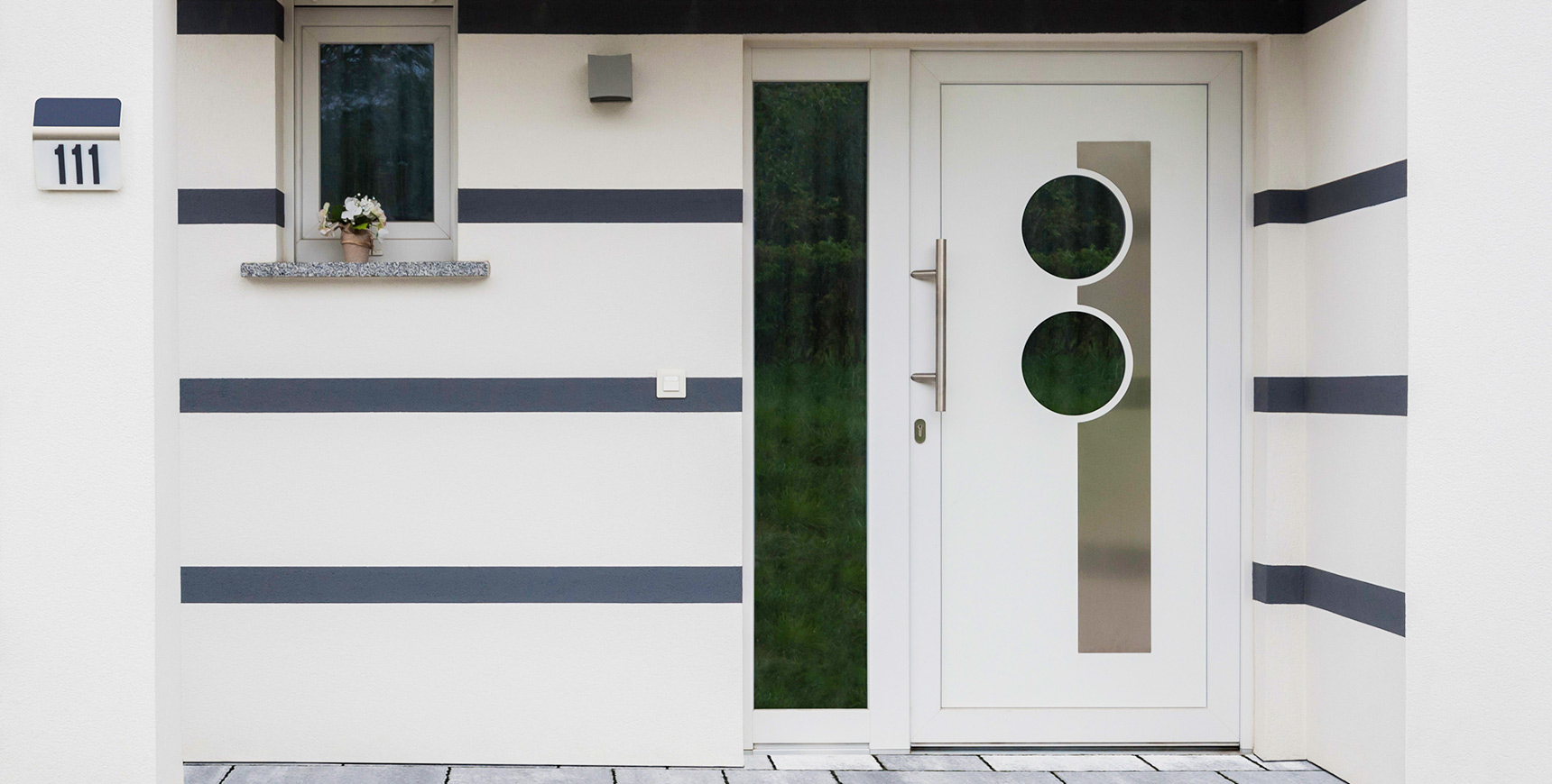 Haustür aus Kunststoff in weiß mit runden Glasscheiben. Das FUHR Kompaktprogramm für Kunststofftüren: Flexibel erweiterbare Mehrfachverriegelungen mit Rollzapfen und Schwenkriegeln. Effiziente Lösungen auch für niedrige/hohe Türen und Rundbogentüren.