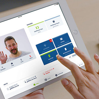 Tablet mit SmartConnect App. FUHR SmartConnect door – die interaktive Video-Türsprechanlage für die smarte Steuerung der Haustür per App. 