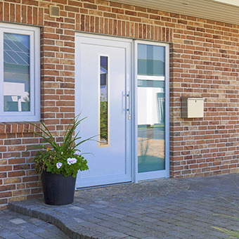 Kunststoffhaustür in weiß. Die FUHR Verrieglungslösung für Haus- und Objekttüren aus Kunststoff bietet speziell auf die Eigenschaften hochwertiger Türen aus Kunststoff abgestimmte Schlösser und Rahmenteile. 