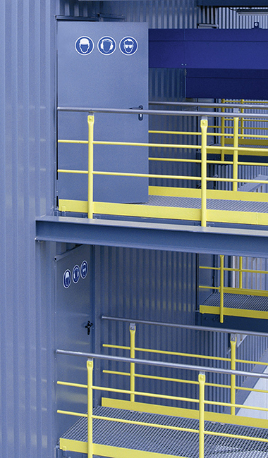 Multifunktionstür aus Stahl eines industriellen Gebäudes. Die FUHR Systemlösung für multifunktionale Türen bietet Verriegelungen und Rahmenteile für Vollblatttüren aus Stahl.