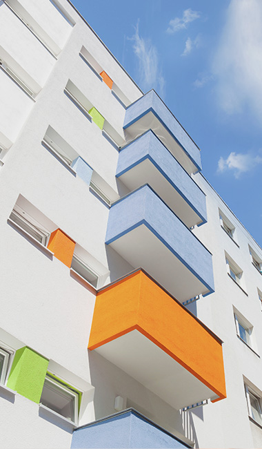Mehrfamilienhaus mit Balkonen. Automatische, motorische und schlüsselbetätigte Mehrfach-Verriegelungen und universelle Schließteile für Wohnungsabschlusstüren von FUHR.