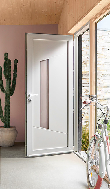 Haustür aus Kunststoff in Weiß, nach innen geöffnet. Das FUHR Kompaktprogramm für Kunststofftüren bietet flexibel erweiterbare Mehrfach-Verriegelungen auch für niedrige/hohe Türen und Rundbogentüren.