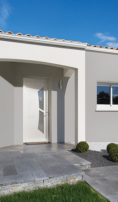 Kunststoff-Haustür eines Wohngebäudes. Die FUHR Verrieglungslösung für Haus- und Objekttüren aus Kunststoff wurde speziell auf die Eigenschaften hochwertiger Türen aus Kunststoff abgestimmt. 