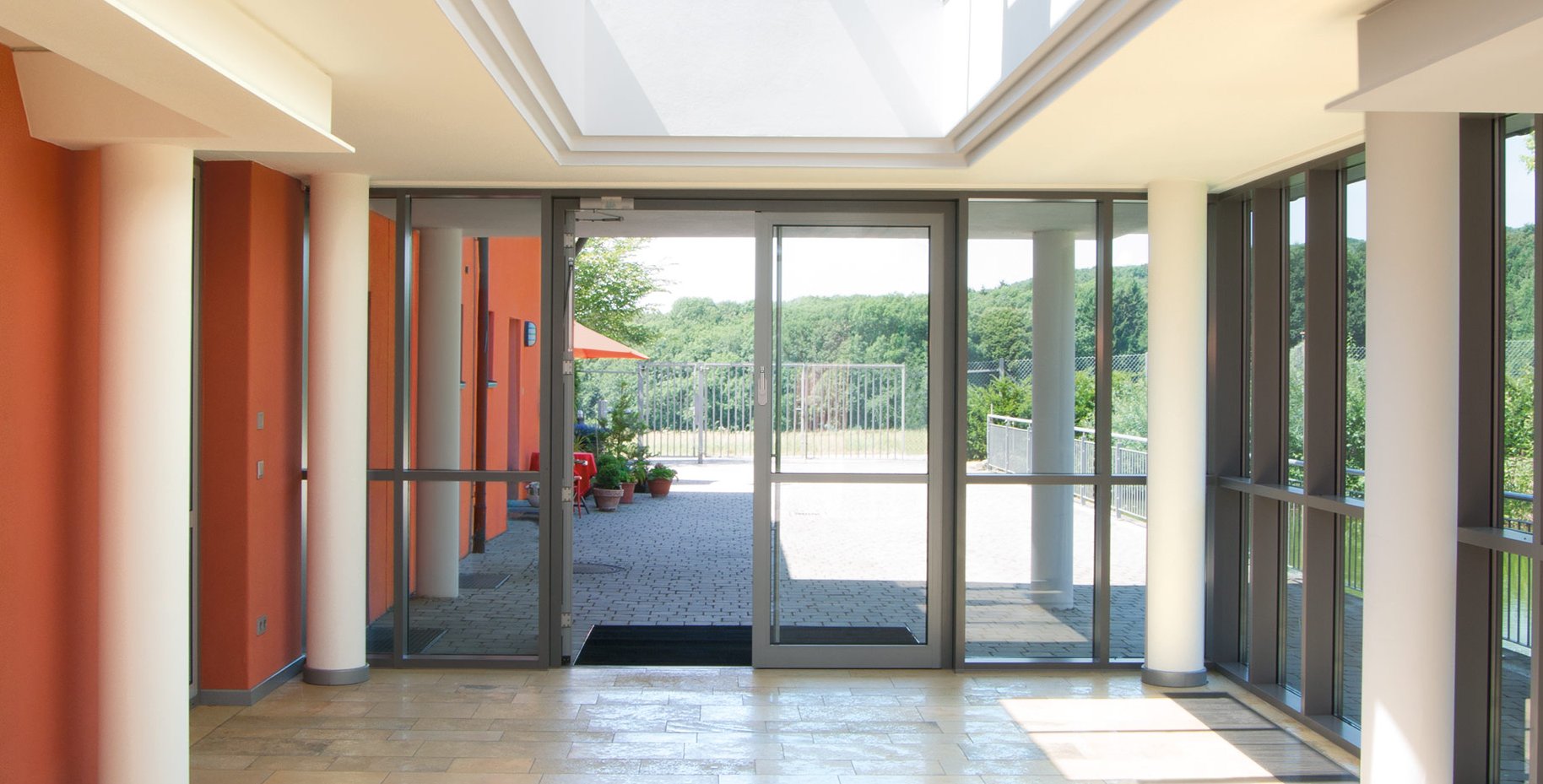 Zweiflüglige Aluminium-Objekt-Außentür. Hochwertige Verriegelungen und Rahmenteile von FUHR, speziell abgestimmt auf die Anforderungen von Aluminium- und Stahltüren. 