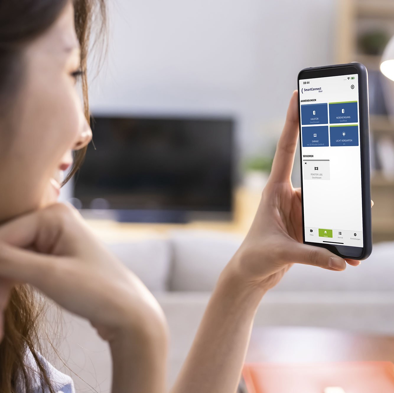 SmartHome-Systeme von FUHR für eine smarte Haustür: Steuern und überwachen der Türen von unterwegs mit dem Smartphone oder Tablet.