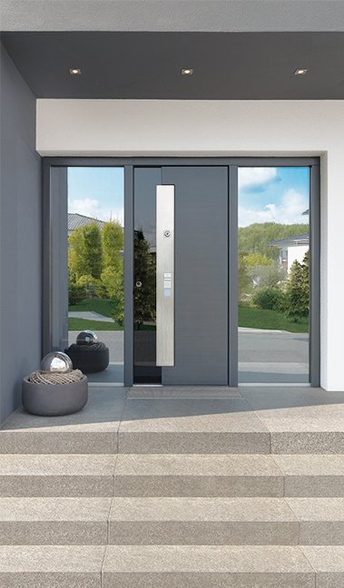 Moderne Haustür aus Aluminium mit Seitenteilen. FUHR multitronic 881GL – Motorschloss für höchste Türsicherheit für Haus- und Objekttüren. 