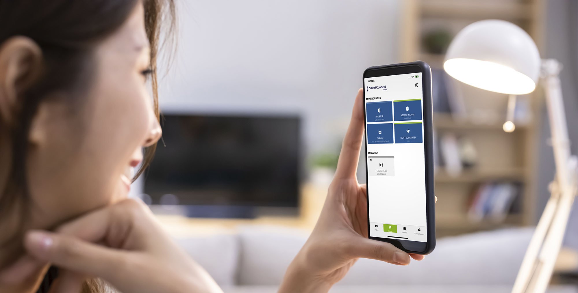 SmartHome-Systeme von FUHR für eine smarte Haustür: Steuern und überwachen der Türen von unterwegs mit dem Smartphone oder Tablet.