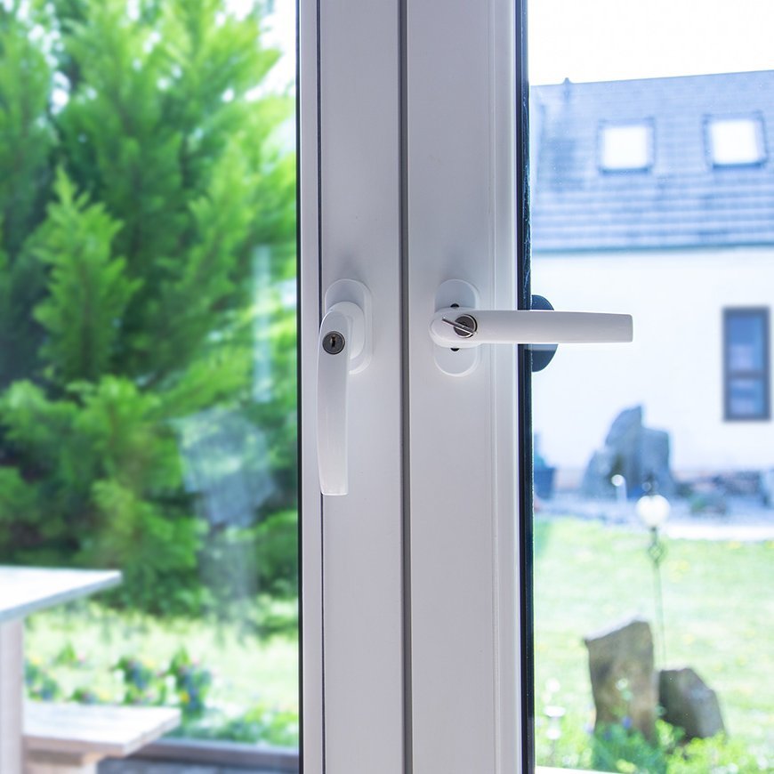 Fenster aus mit Kunststoffrahmen in weiß. Nachrüstbare Fenstersicherungen für erhöhten Einbruchschutz von FUHR: plusprotect 150V ist VdS-anerkannt und von Stiftung Warentest mit "sehr gut" (10/2020) ausgezeichnet. 